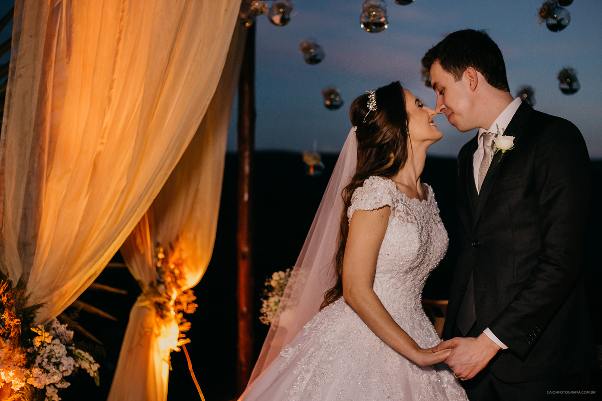 wedding day casamento de dia fotografia por caio henrique casamento ao ar livre casamento em tocantins casa da noiva ideias de noiva os votos noivos sorrindo  saida dos noivos ideias buque de noiva 