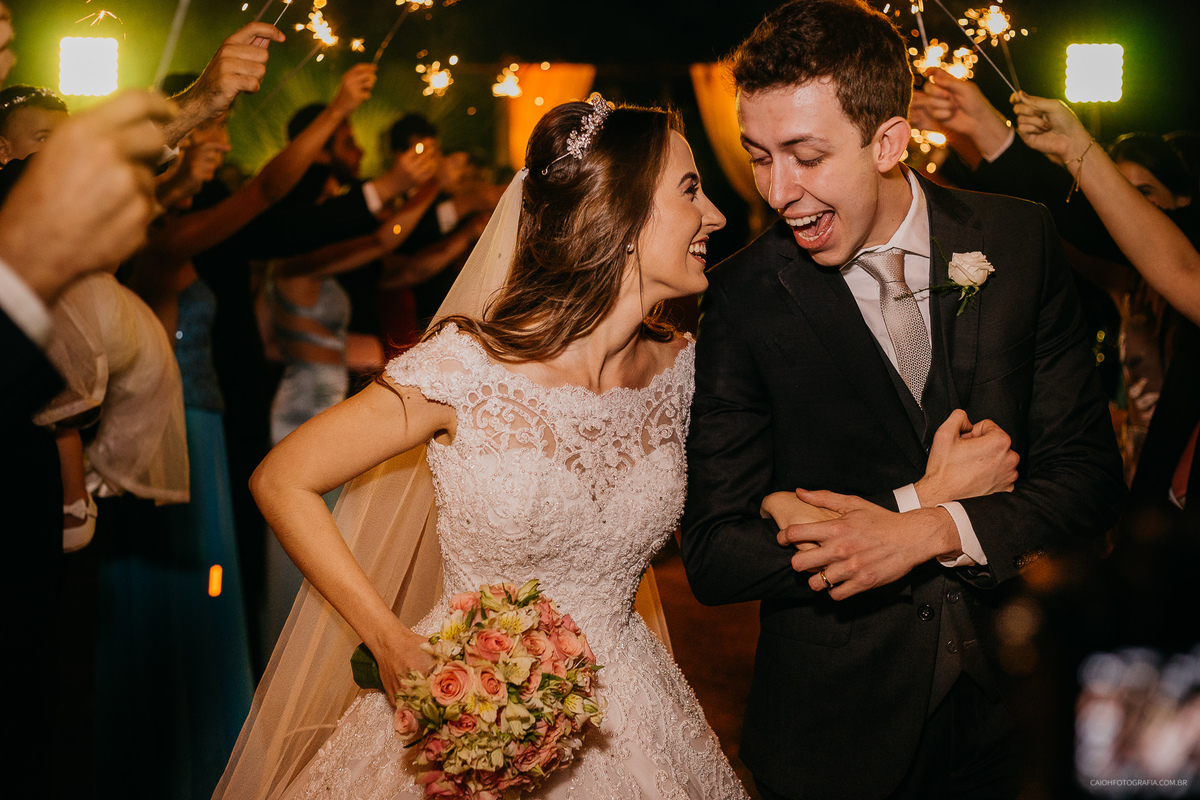 wedding day casamento de dia fotografia por caio henrique casamento ao ar livre casamento em tocantins casa da noiva ideias de noiva os votos noivos sorrindo  saida dos noivos ideias buque de noiva 
