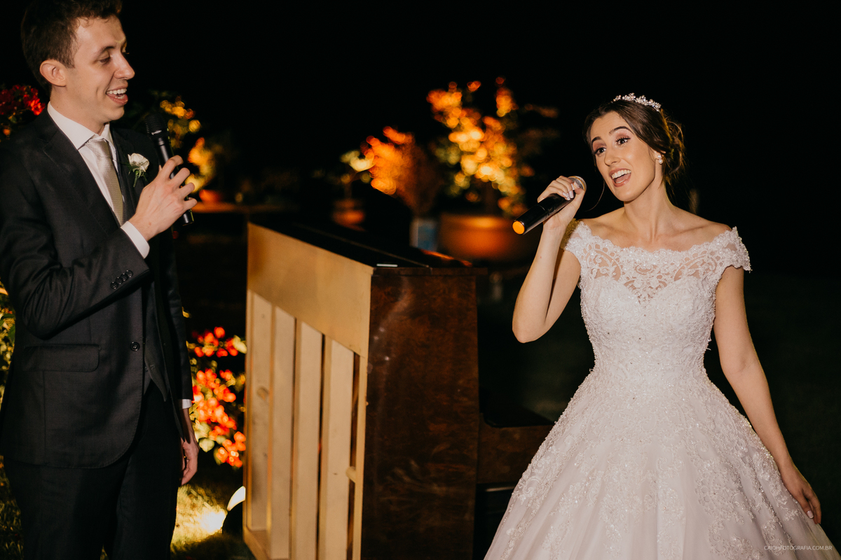 wedding day casamento de dia fotografia por caio henrique casamento ao ar livre casamento em tocantins casa da noiva ideias de noiva os votos noivos sorrindo  saida dos noivos ideias buque de noiva  madrinhas do casal fotografia de casamento casal cantand
