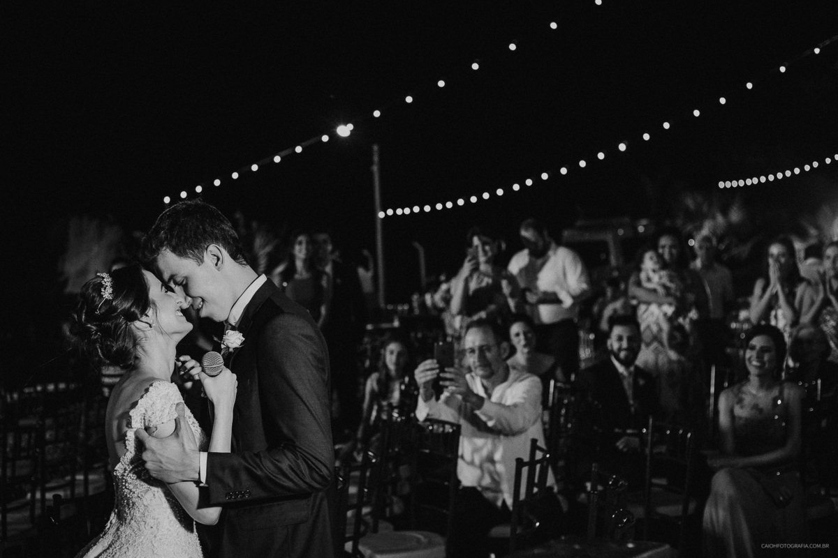 wedding day casamento de dia fotografia por caio henrique casamento ao ar livre casamento em tocantins casa da noiva ideias de noiva os votos noivos sorrindo  saida dos noivos ideias buque de noiva fotografia de casamento casal cantando 