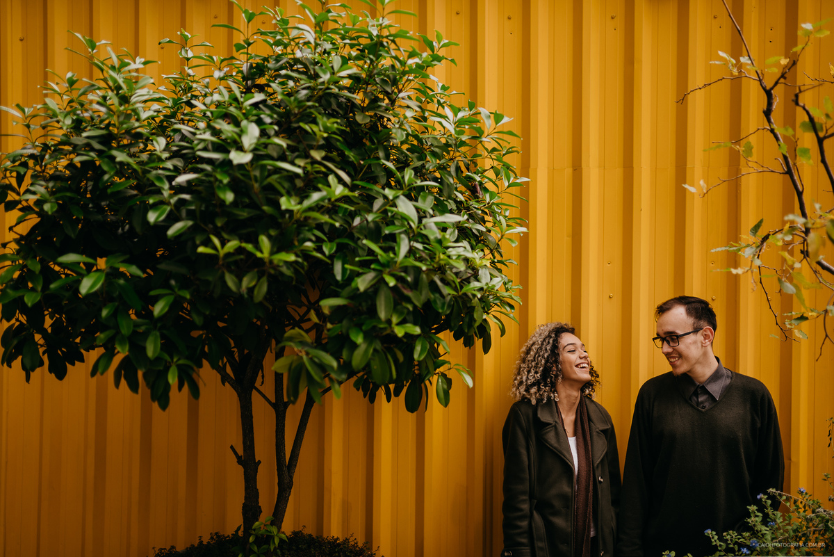 ensaio casal ensaio fotografico externo cacheadas casal estiloso fotografia urbana ideias de fotos de casal ensaio por caio henrique  casal sorrindo 