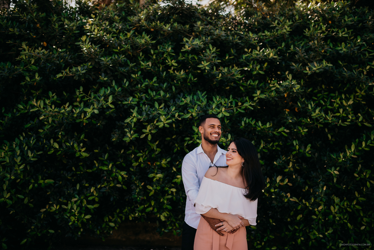 ensaio casal pre casamento casal sorrindo fotografia de casamento ensaio na praia por caio henrique fotografos de sao paulo pre wedding na praia ideias de foto