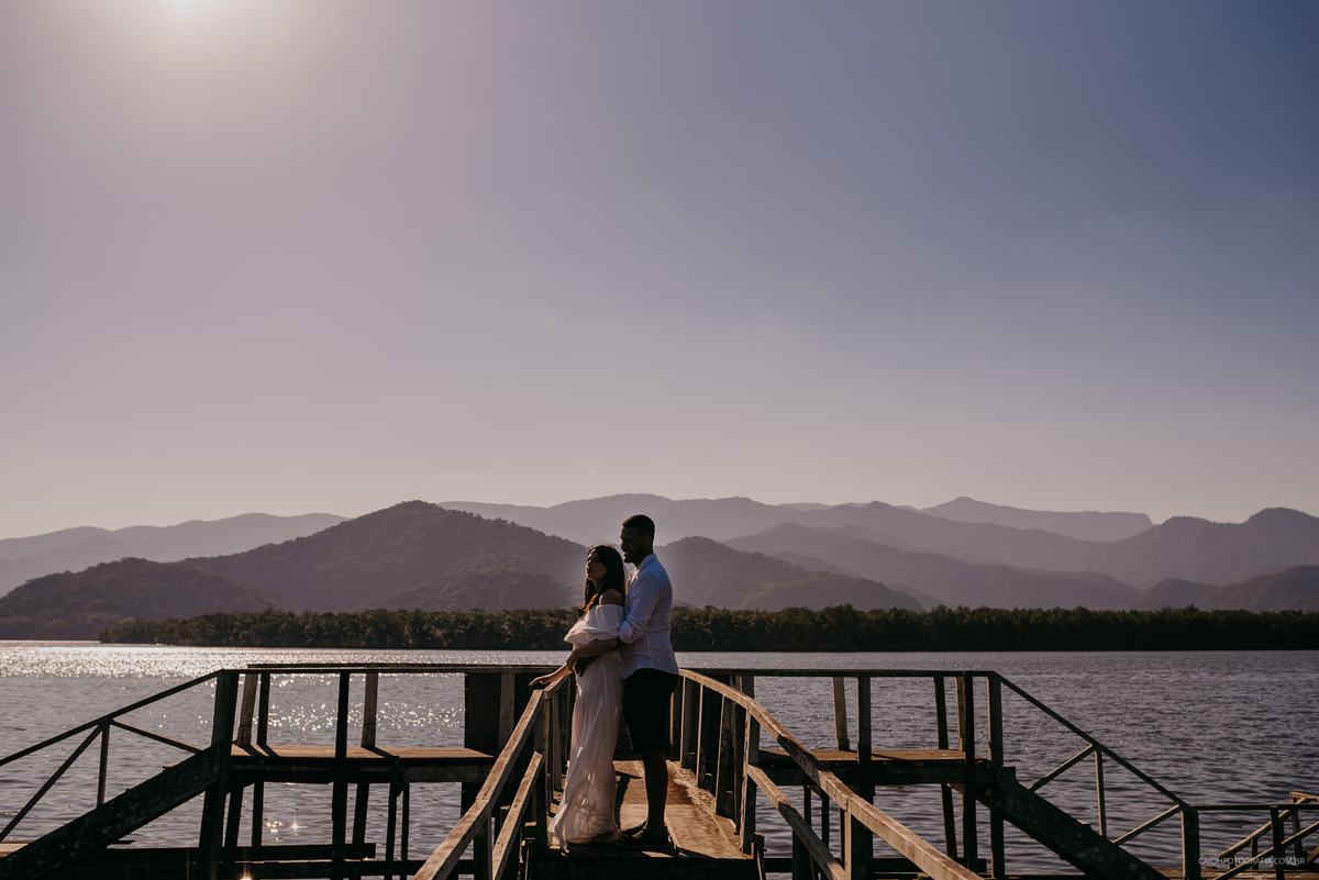 ensaio casal pre casamento casal sorrindo fotografia de casamento ensaio na praia por caio henrique fotografos de sao paulo pre wedding na praia ideias de foto praia das conchas casamentos em campinas praia de sao pedro