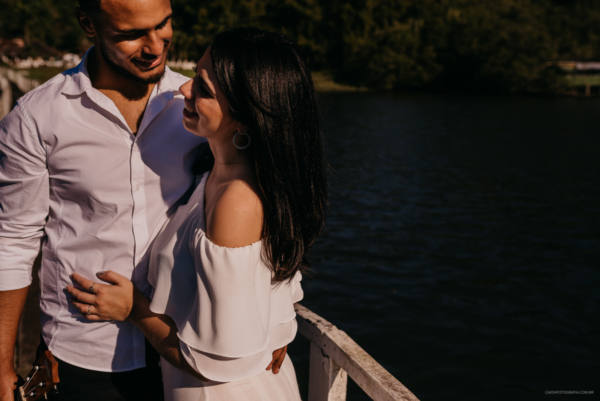 ensaio casal pre casamento casal sorrindo fotografia de casamento ensaio na praia por caio henrique fotografos de sao paulo pre wedding na praia ideias de foto praia das conchas casamentos em campinas praia de sao pedro