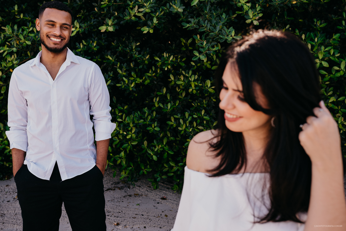 ensaio casal pre casamento casal sorrindo fotografia de casamento ensaio na praia por caio henrique fotografos de sao paulo pre wedding na praia ideias de foto noivos na praia