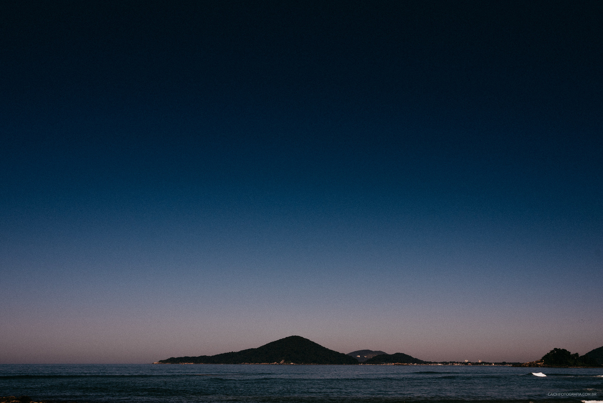 ensaio casal pre casamento casal sorrindo fotografia de casamento ensaio na praia por caio henrique fotografos de sao paulo pre wedding na praia ideias de foto praia das conchas casamentos em campinas litoral de sao paulo