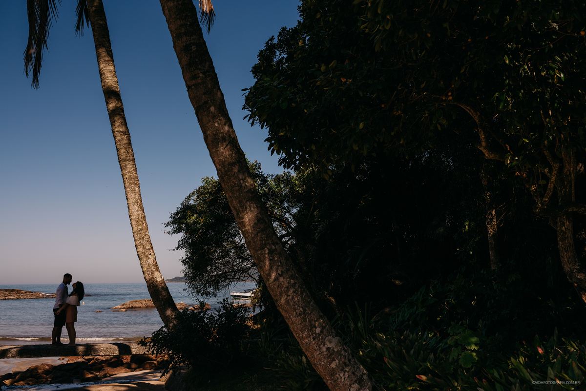 ensaio casal pre casamento casal sorrindo fotografia de casamento ensaio na praia por caio henrique fotografos de sao paulo pre wedding na praia ideias de foto praia das conchas