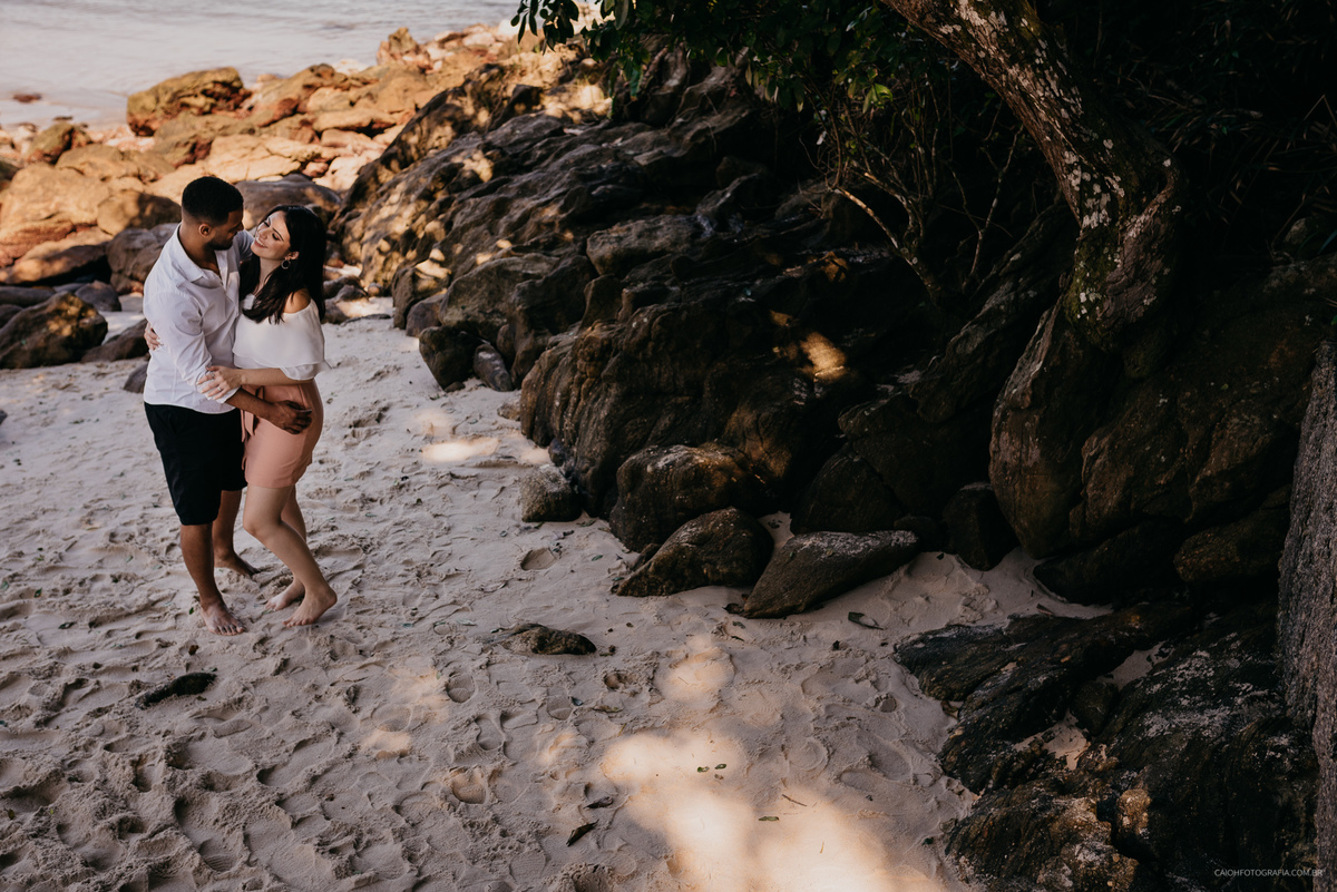 ensaio casal pre casamento casal sorrindo fotografia de casamento ensaio na praia por caio henrique fotografos de sao paulo pre wedding na praia ideias de foto praia das conchas