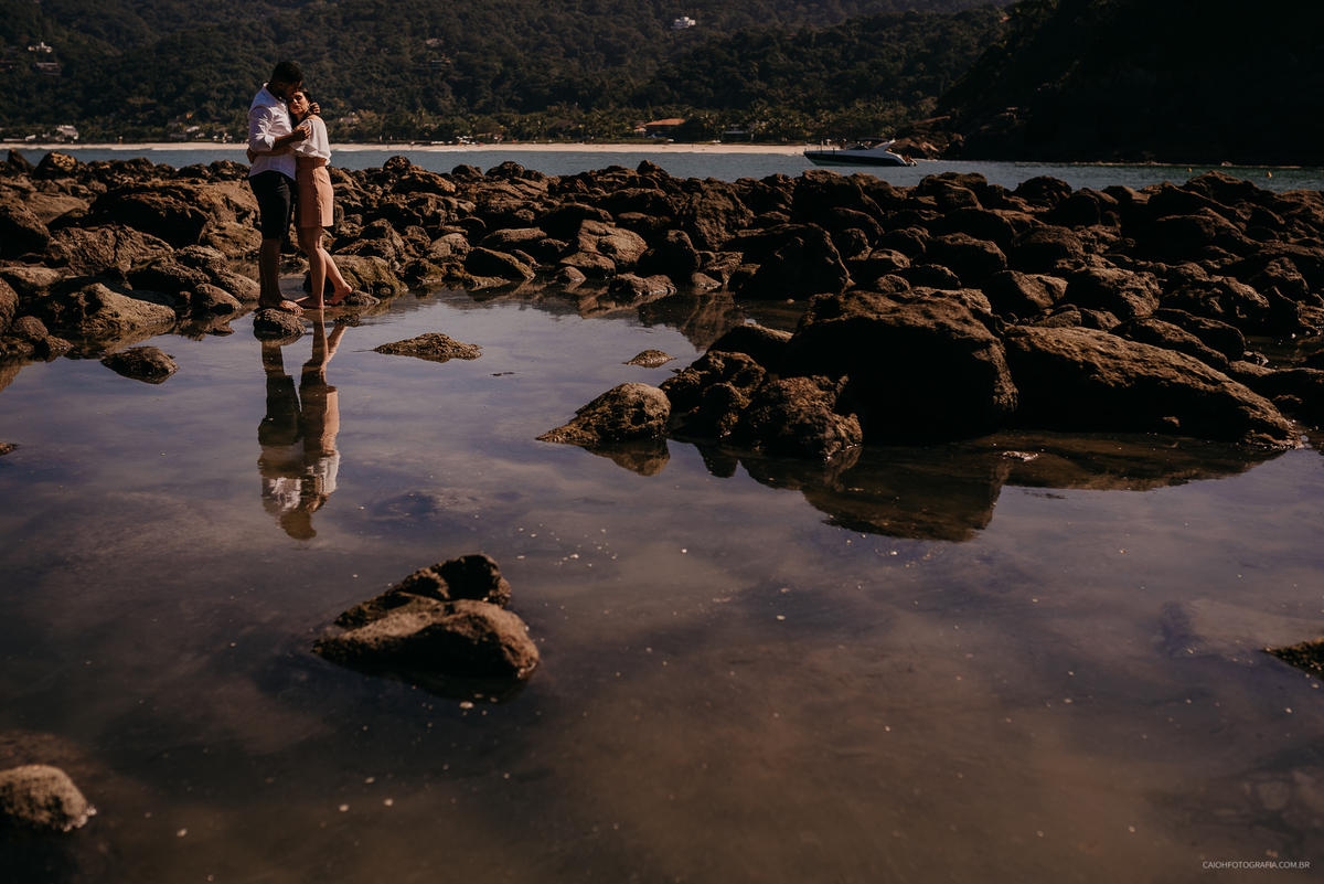 ensaio casal pre casamento casal sorrindo fotografia de casamento ensaio na praia por caio henrique fotografos de sao paulo pre wedding na praia ideias de foto praia das conchas casamentos em campinas