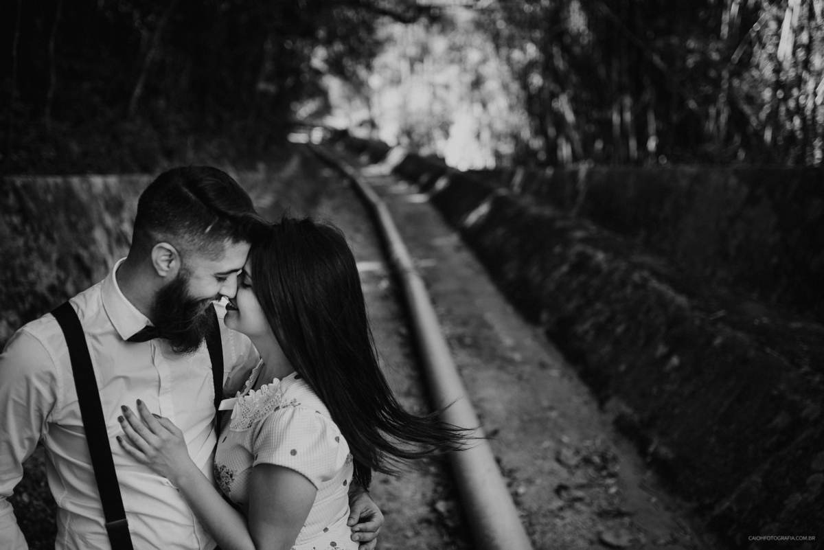 ensaio pre casamento ensaio rustico casal alternativo pre wedding no campo fotografos de casamento ideias de ensaios fotografos de sao paulo fotos por caio henrique  casal cristao ensaio retro no campo por caio henrique fotos criativas
