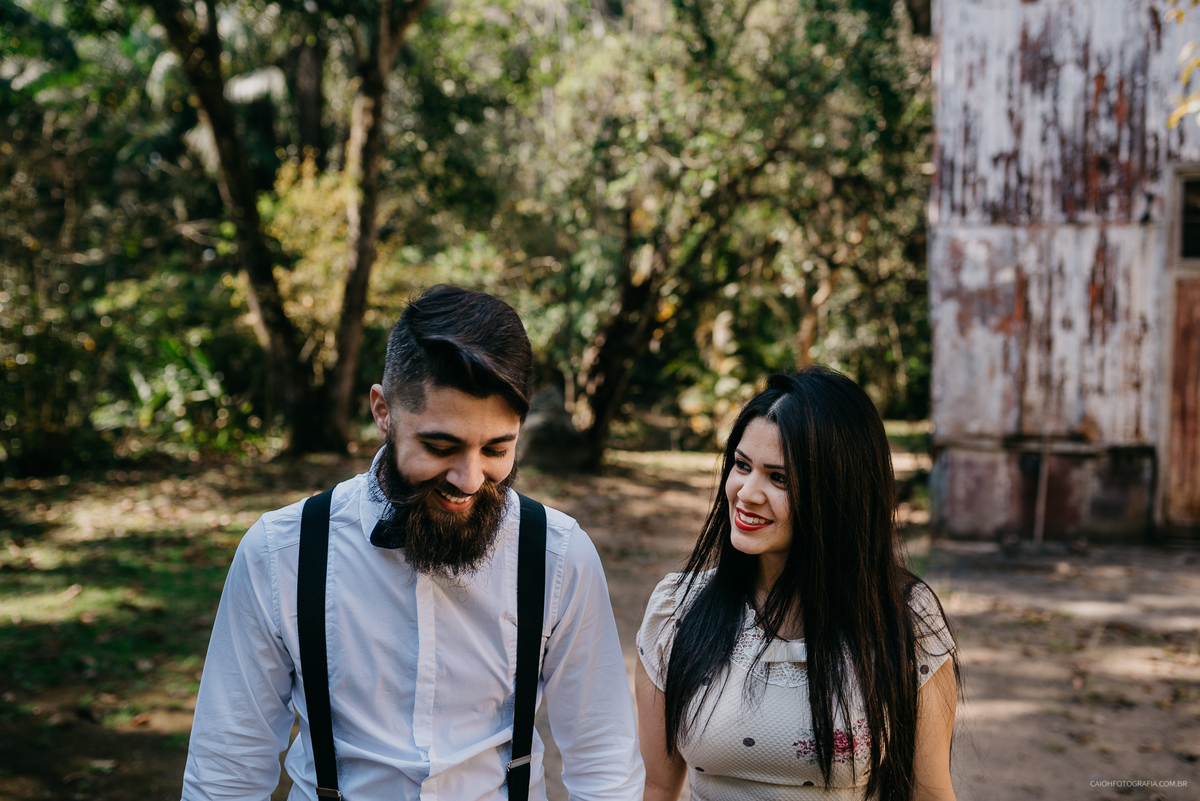 ensaio pre casamento ensaio rustico casal alternativo pre wedding no campo fotografos de casamento ideias de ensaios fotografos de sao paulo fotos por caio henrique  casal sorrindo 