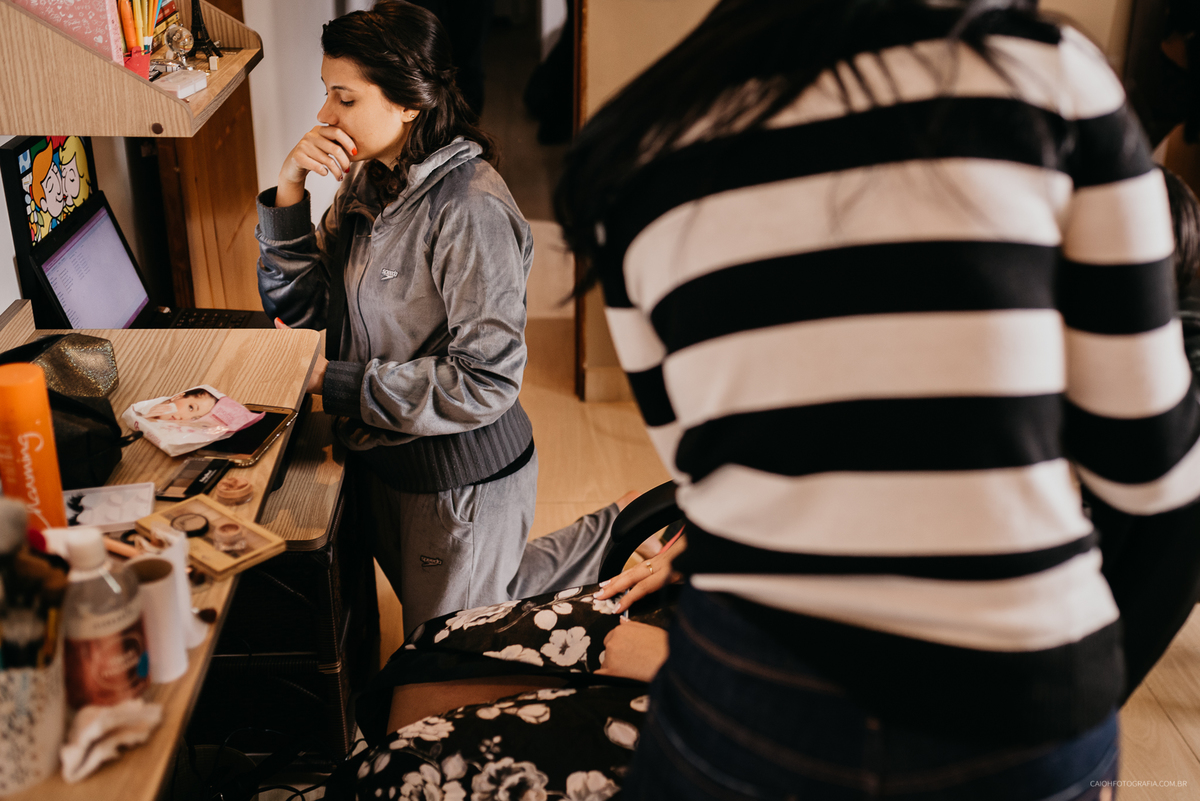 wedding casamentos de dia casamentos ao ar livre dia da noiva noiva se maquiando making of noivas diferentes ideias de noiva fotografia de casamento fotografia por caio henrique madrinha da noiva 