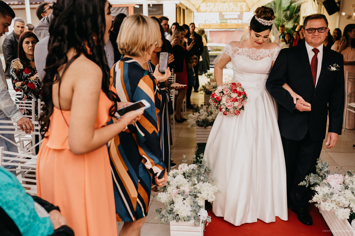 casamentos de dia casamento ao ar livre noiva com o pai fotografia de casamento caio henrique fotografia fotos de casamento entrada da noiva casamentos em sao paulo noiva ansiosa pai da noiva