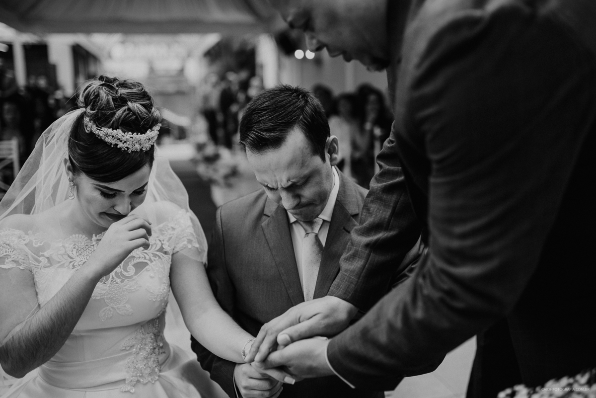 casamentos de dia casamento ao ar livre noiva com o pai fotografia de casamento caio henrique fotografia fotos de casamento entrada da noiva casamentos em sao paulo noivos sorrindo troca de alianca
