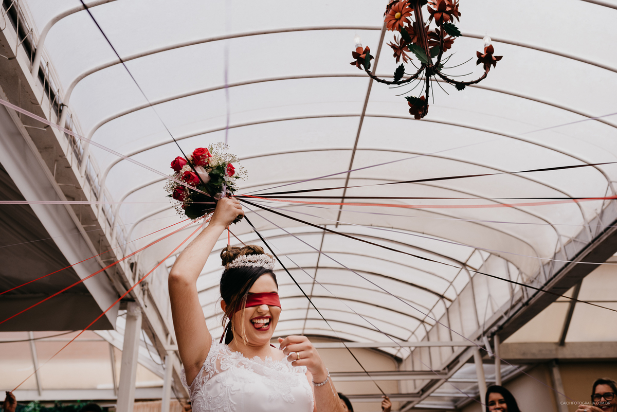 wedding fotografia de casamento buque de noiva buque de fita casamento no campo fotografos de casamento sao paulo fotografia por caio henrique noiva com o buque 