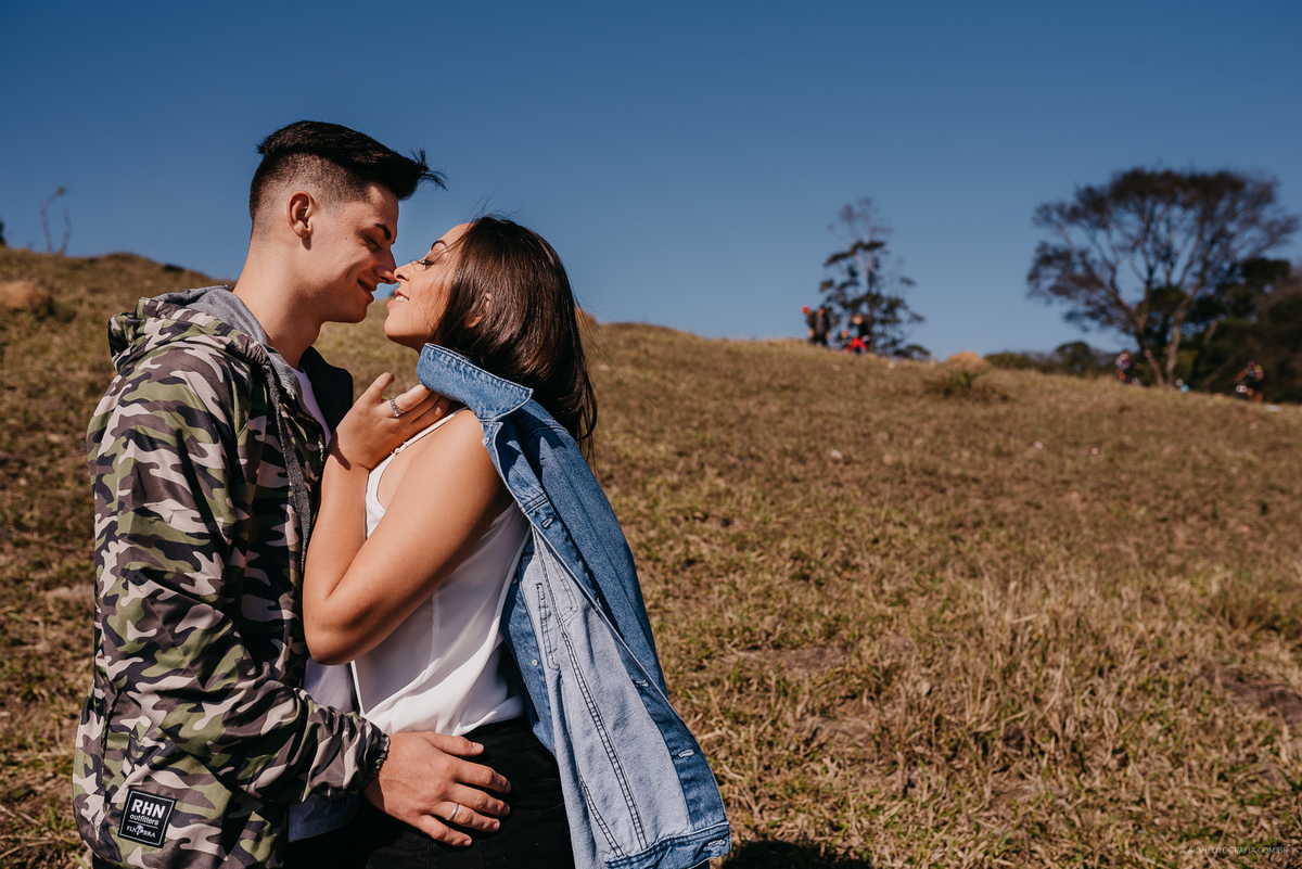 ensaio pre casamento ensaio de fotos casal ensaio no campo fotos pre wedding fotografia de casamento por caio henrique fotografos de sao paulo mairipora caio henrique pico do olho dagua