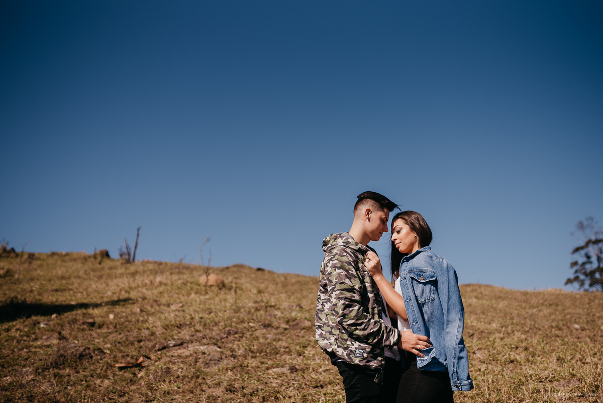 ensaio pre casamento ensaio de fotos casal ensaio no campo fotos pre wedding fotografia de casamento por caio henrique fotografos de sao paulo mairipora caio henrique pico do olho dagua