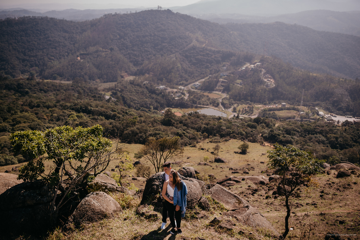ensaio pre casamento ensaio de fotos casal ensaio no campo fotos pre wedding fotografia de casamento por caio henrique fotografos de sao paulo mairipora caio henrique pico do olho dagua ensaio em montanhas 