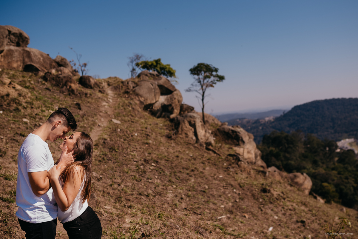 ensaio pre casamento ensaio de fotos casal ensaio no campo fotos pre wedding fotografia de casamento por caio henrique fotografos de sao paulo mairipora caio henrique pico do olho dagua ensaio em montanhas 