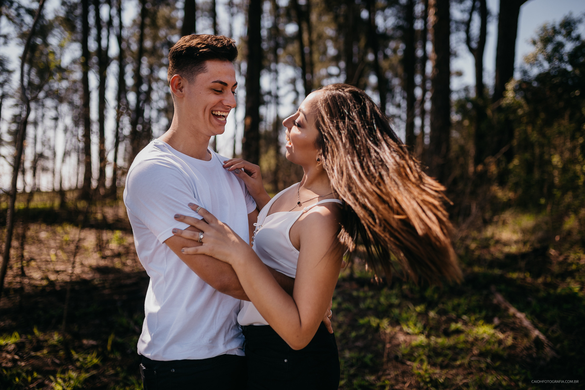 ensaio pre casamento ensaio de fotos casal ensaio no campo fotos pre wedding fotografia de casamento por caio henrique fotografos de sao paulo mairipora caio henrique pico do olho dagua ensaio em montanhas  casal sorrindo ensaio de casamento