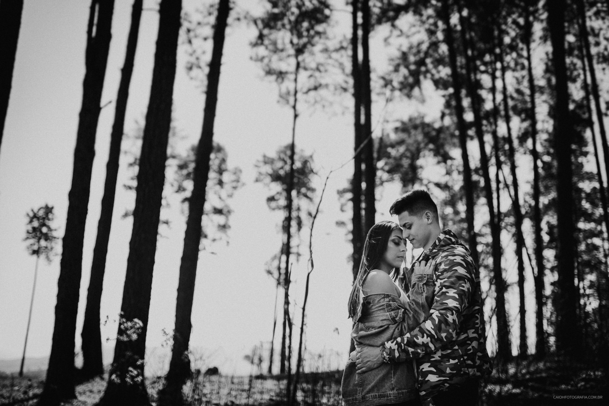 ensaio pre casamento ensaio de fotos casal ensaio no campo fotos pre wedding fotografia de casamento por caio henrique fotografos de sao paulo mairipora caio henrique pico do olho dagua ensaio em montanhas  casal sorrindo ensaio de casamento