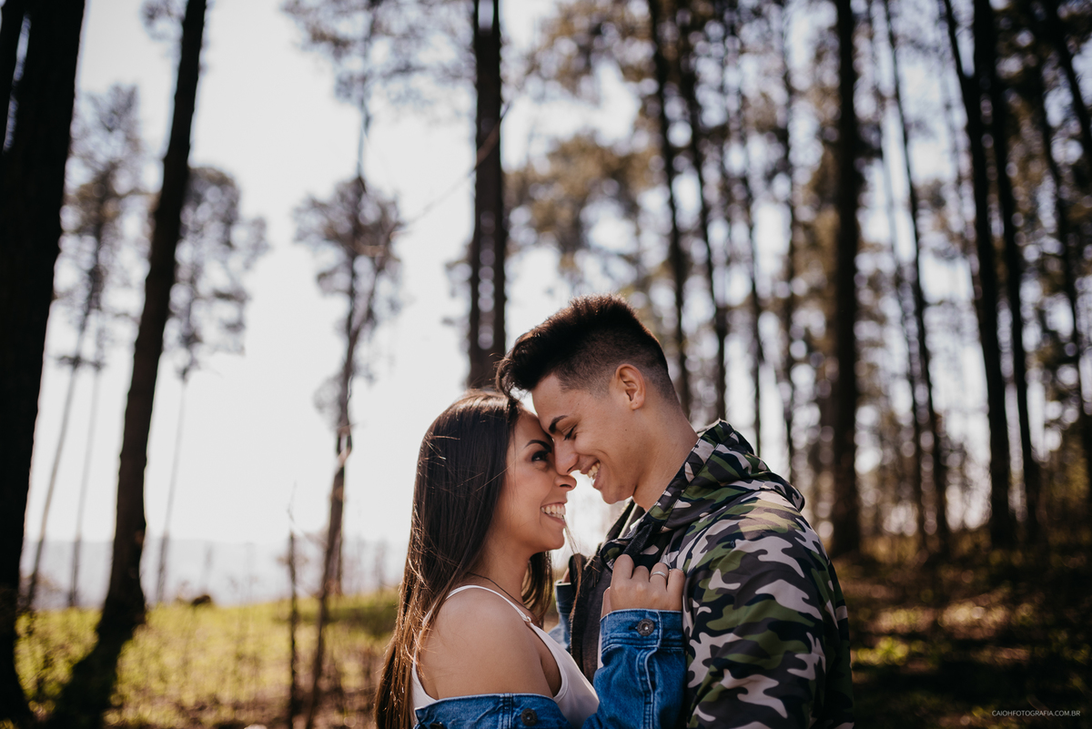 ensaio pre casamento ensaio de fotos casal ensaio no campo fotos pre wedding fotografia de casamento por caio henrique fotografos de sao paulo mairipora caio henrique pico do olho dagua ensaio em montanhas  casal sorrindo ensaio de casamento