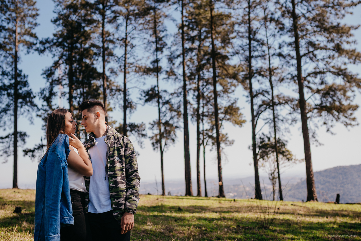 ensaio pre casamento ensaio de fotos casal ensaio no campo fotos pre wedding fotografia de casamento por caio henrique fotografos de sao paulo mairipora caio henrique pico do olho dagua ensaio em montanhas  casal sorrindo ensaio de casamento noivas 