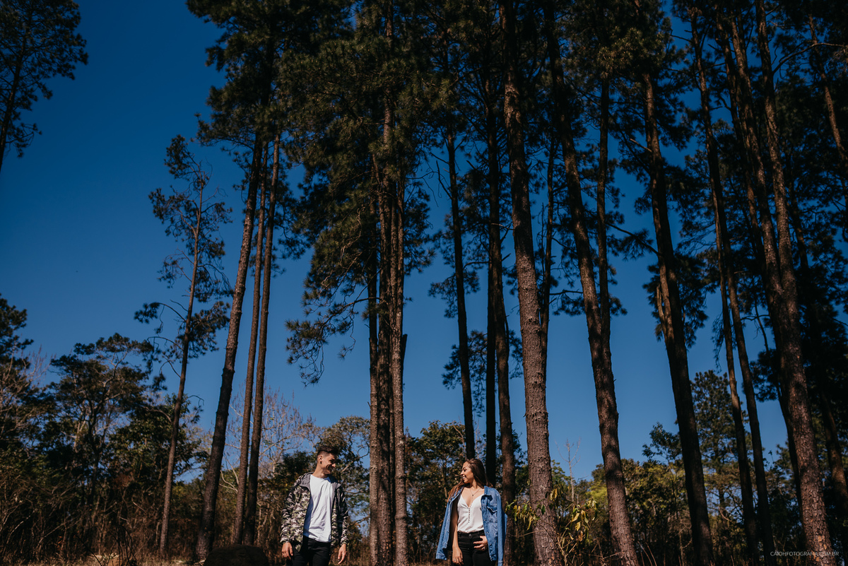 ensaio pre casamento ensaio de fotos casal ensaio no campo fotos pre wedding fotografia de casamento por caio henrique fotografos de sao paulo mairipora caio henrique pico do olho dagua ensaio em montanhas  casal sorrindo ensaio de casamento fotos ar livr