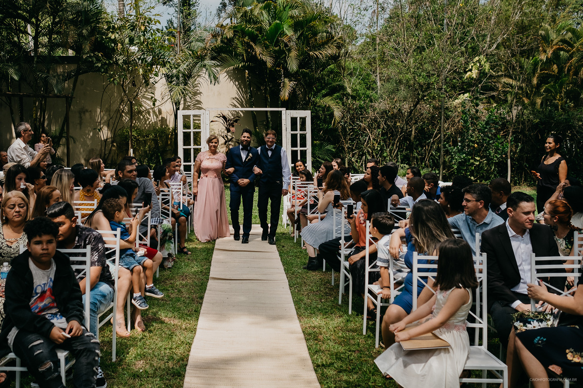 casamento de dia casamento ao ar livre casal cristao fotografia de casamento por caio henrique casamentos por caio henrique  entrada do noivo pais do noivo ideias de fotos casamentos rustico
