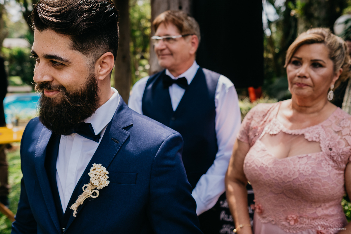 casamento de dia casamento ao ar livre casal cristao fotografia de casamento por caio henrique casamentos por caio henrique  entrada do noivo pais do noivo ideias de fotos casamentos rustico ideias de fotos reacao do noivo