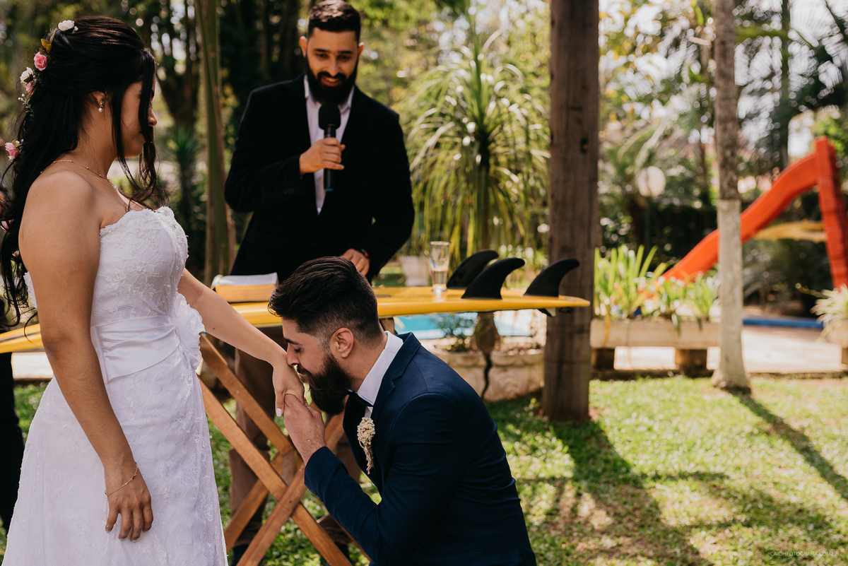 entrada da noiva casamento de dia ideias de casamento fotos por caio henrique casamento cristao ar livre votos preparados por deus casal cristao fotografos de casamento em sp carro da noiva vestido de noiva  alianca