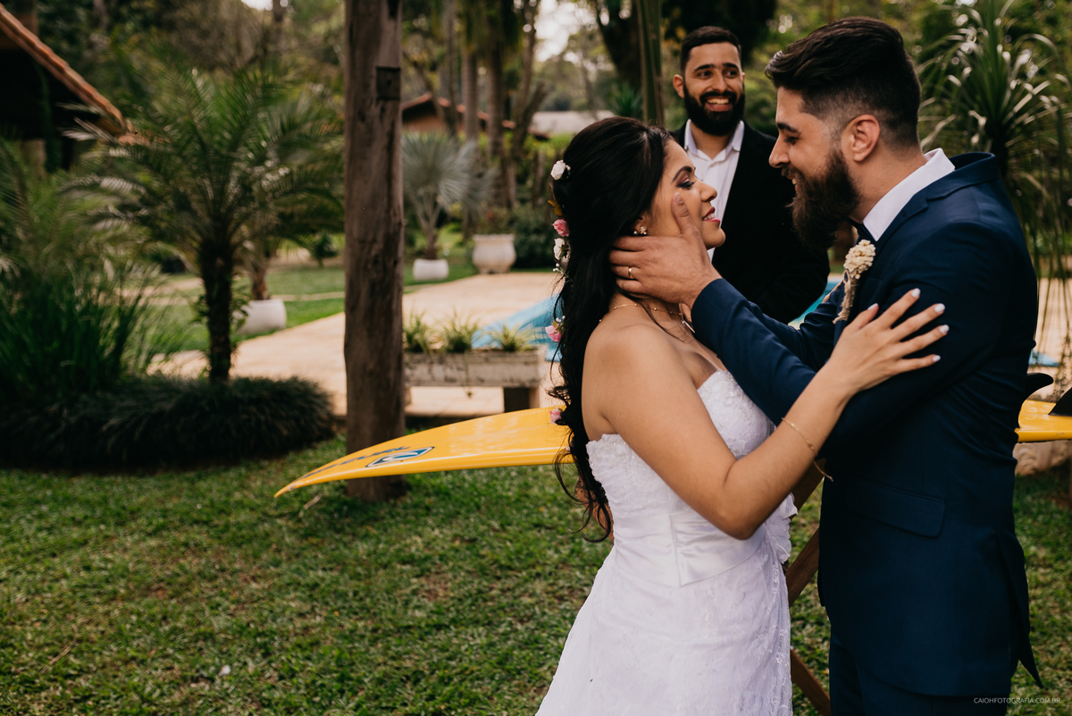 entrada da noiva casamento de dia ideias de casamento fotos por caio henrique casamento cristao ar livre votos preparados por deus casal cristao fotografos de casamento em sp carro da noiva vestido de noiva  alianca beijo