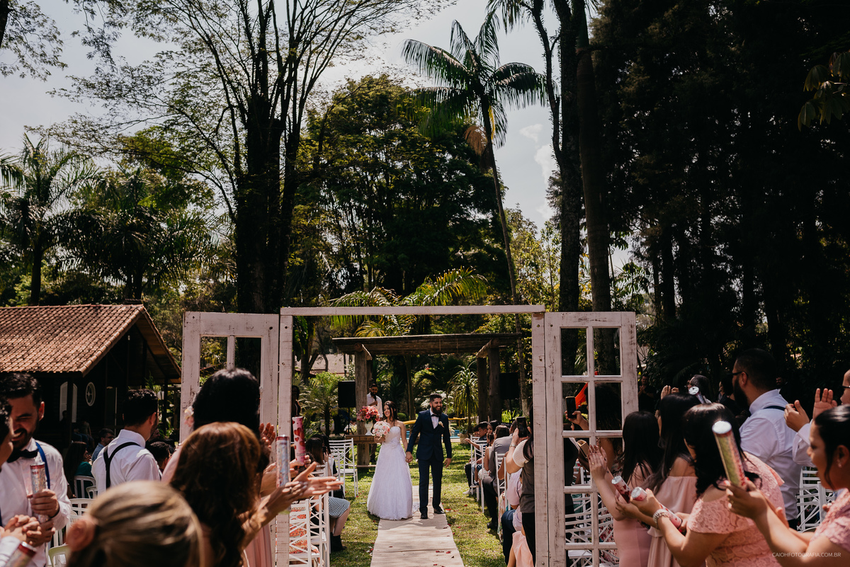 entrada da noiva casamento de dia ideias de casamento fotos por caio henrique casamento cristao ar livre votos preparados por deus casal cristao fotografos de casamento em sp carro da noiva vestido de noiva  alianca comprimentos saida do casal