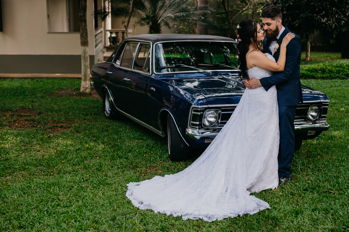 entrada da noiva casamento de dia ideias de casamento fotos por caio henrique casamento cristao ar livre  fotografos de casamento em sp carro da noiva vestido de noiva buque de noiva ideias de noivos noivos estilosos