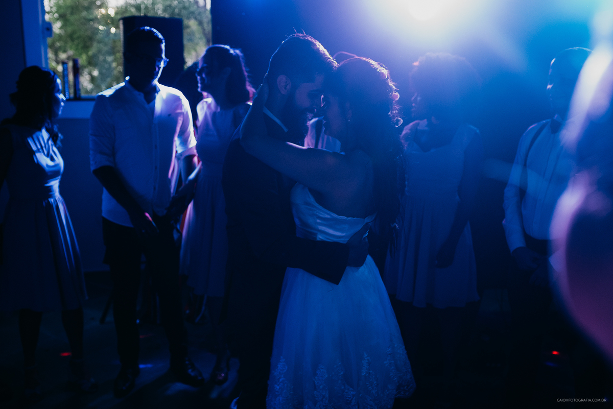 gravata casamento de dia casamento ao ar livre loucura padrinho convidados  danca valsa dos noivos danca do casal hora da balada festa de casamento