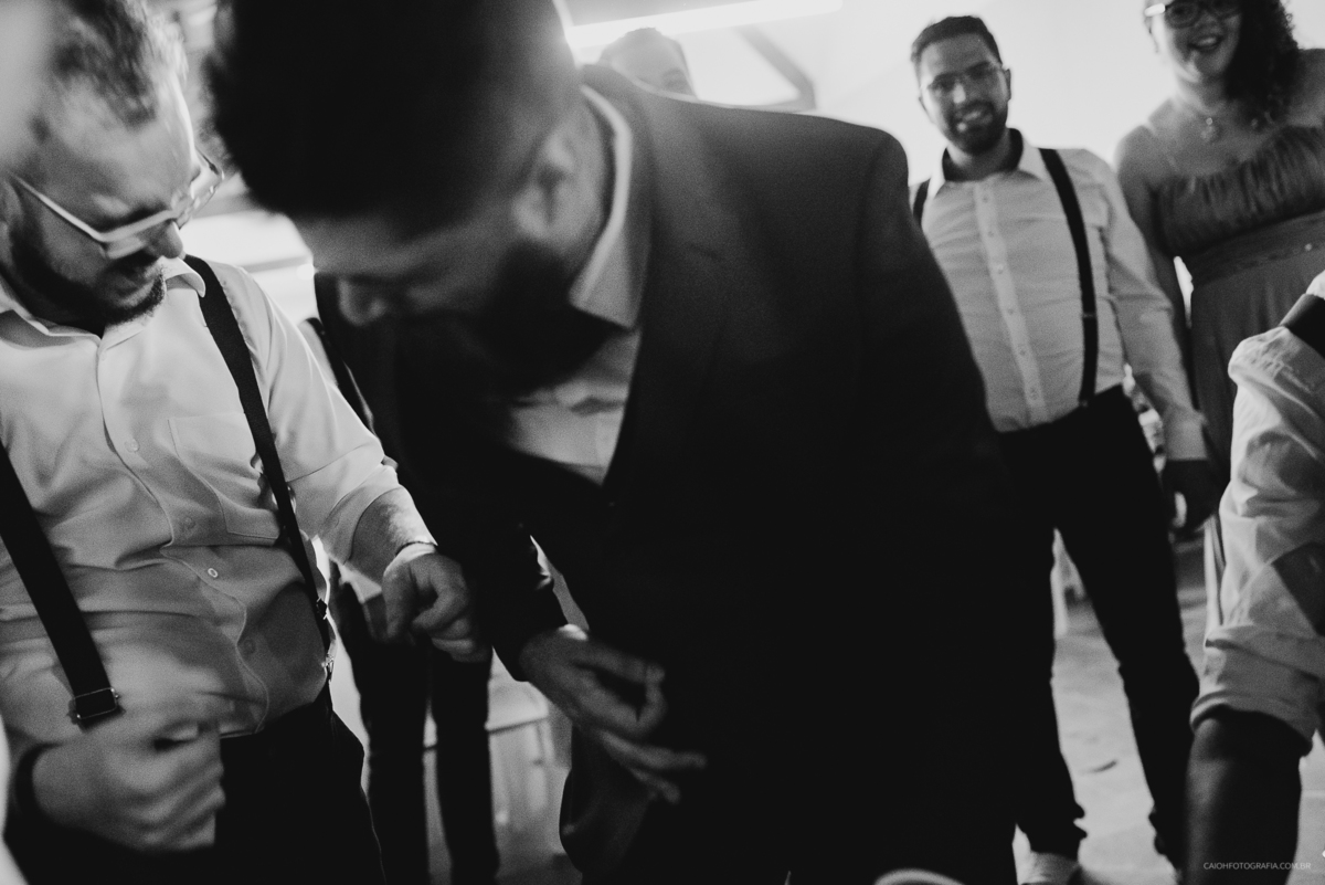 gravata casamento de dia casamento ao ar livre loucura padrinho convidados  danca valsa dos noivos danca do casal hora da balada festa de casamento