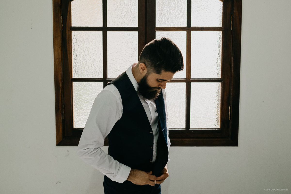 making of noivo noivo estiloso casamento de dia casamento rustico de dia casal cristao foto do noivo 