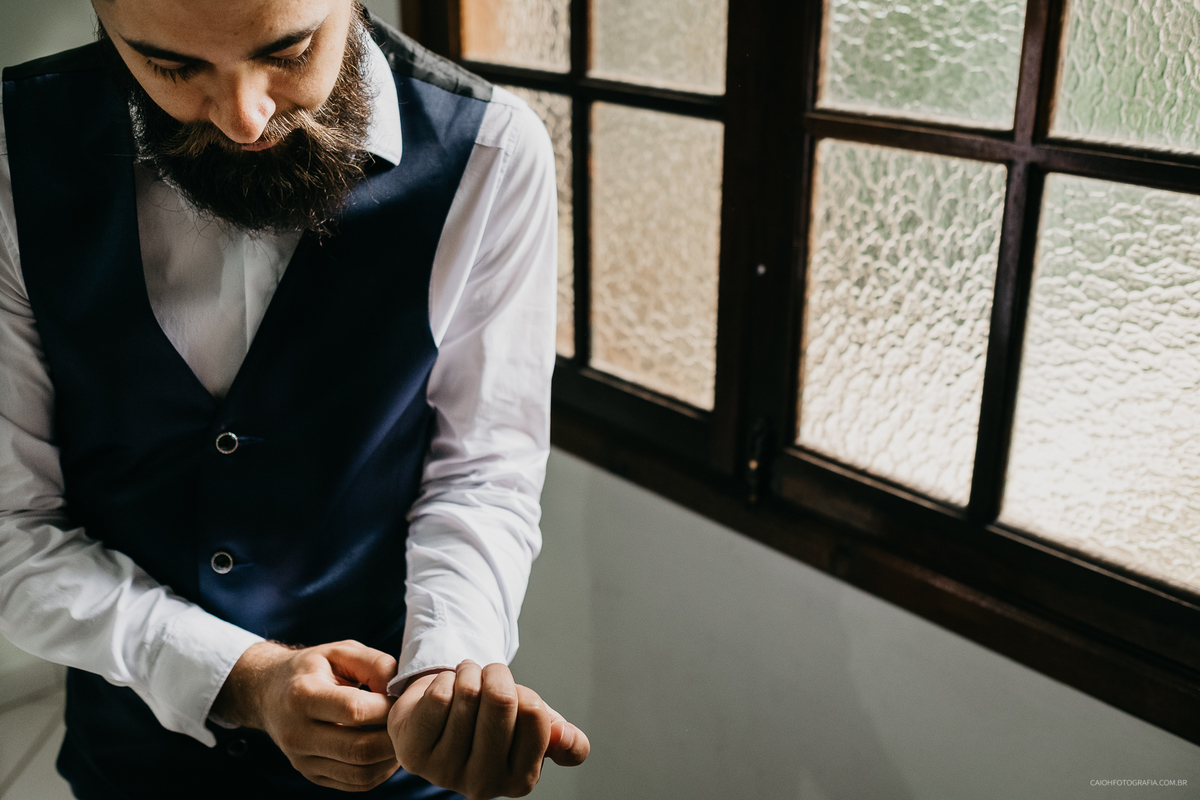 making of noivo noivo estiloso casamento de dia casamento rustico de dia casal cristao foto do noivo 