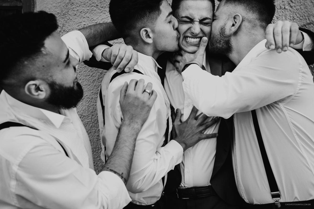 casamento de dia fotografia de casamento retratos terno do noivo noivos estilosos fotos de caio henrique  noivo sorrindo terno azul padrinhos do noivo 