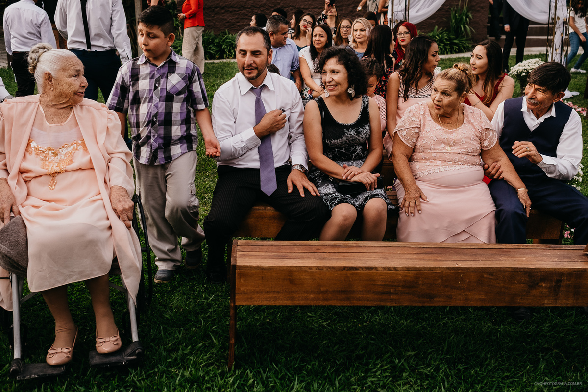 casamento de dia fotografia de casamento retratos terno do noivo noivos estilosos fotos de caio henrique  noivo sorrindo terno azul vó da noiva casamento ar livre casar no campo 