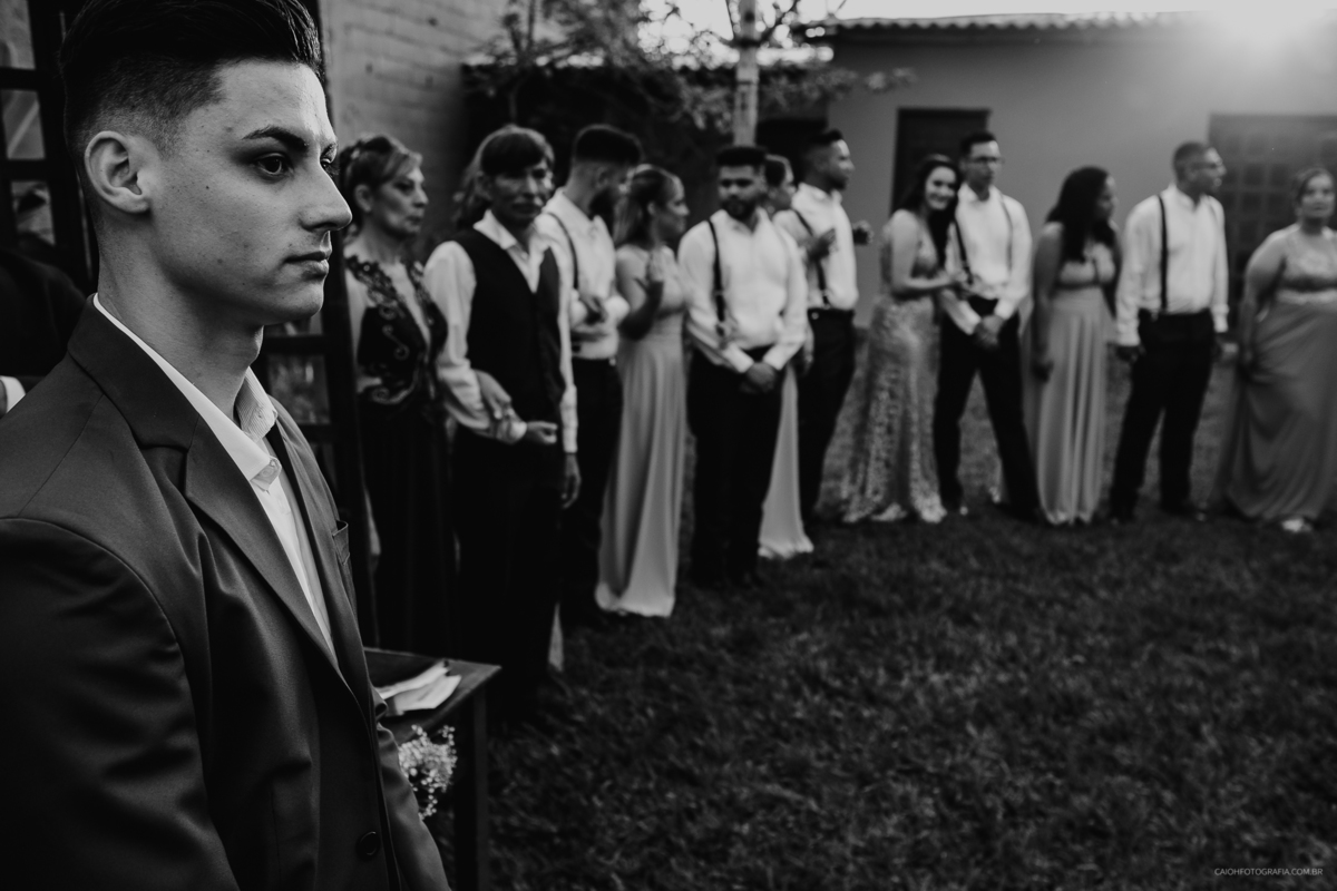 entrada do noivo casamento de dia pais do noivo casamento o ar livre fotografia de casamento casar de dia fotografia por caio henrique  vestido de noiva buque de noiva pai da noivaentrada do noivo casamento de dia pais do noivo casamento o ar livre 