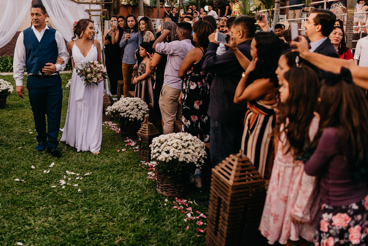 entrada do noivo casamento de dia pais do noivo casamento o ar livre fotografia de casamento casar de dia fotografia por caio henrique entrada da noiva