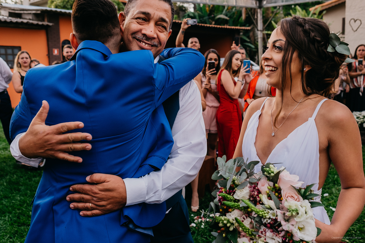 entrada do noivo casamento de dia pais do noivo casamento o ar livre fotografia de casamento casar de dia fotografia por caio henrique 