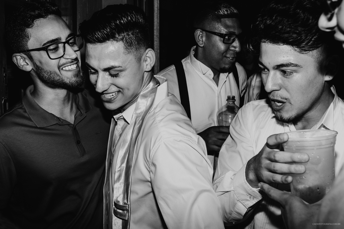 entrada do noivo casamento de dia pais do noivo casamento o ar livre fotografia de casamento casar de dia fotografia por caio henrique  ensaio do casal  festa de casamento