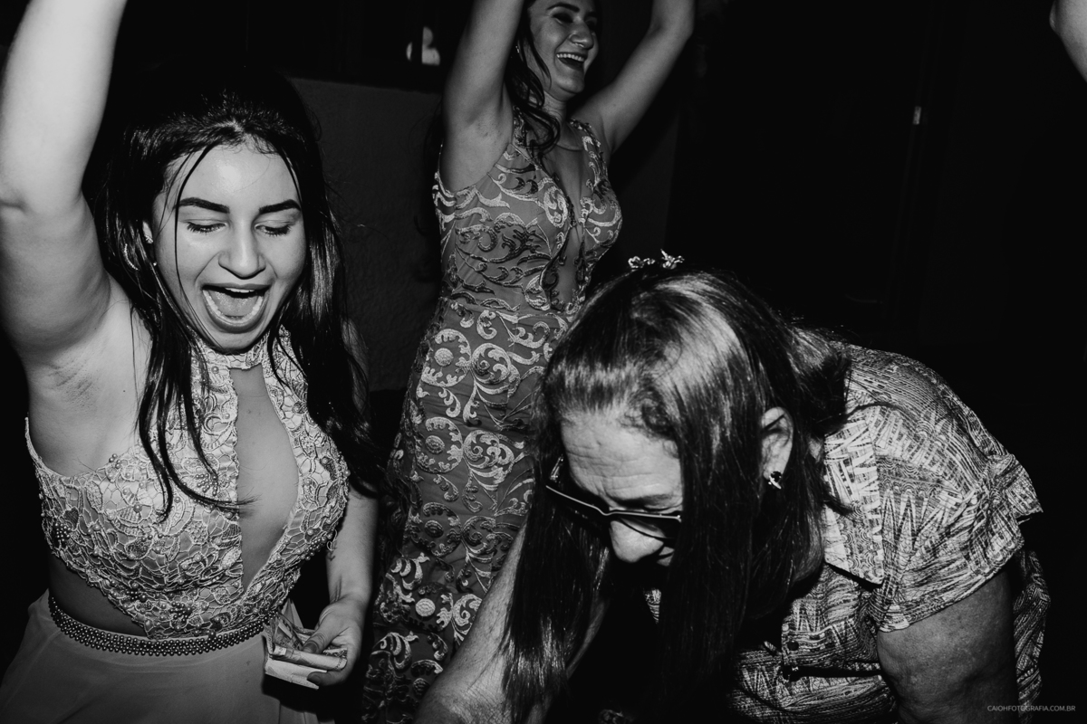 entrada do noivo casamento de dia pais do noivo casamento o ar livre fotografia de casamento casar de dia fotografia por caio henrique  ensaio do casal  festa de casamento