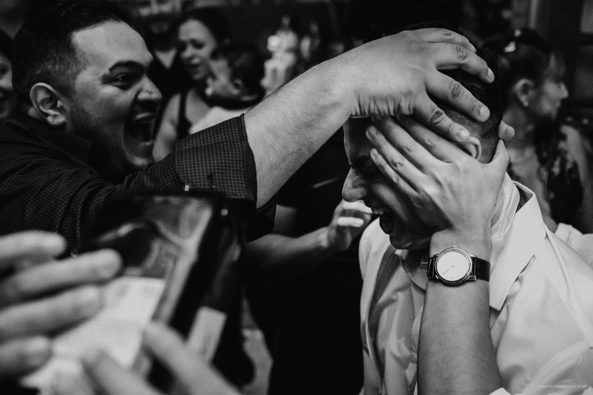entrada do noivo casamento de dia pais do noivo casamento o ar livre fotografia de casamento casar de dia fotografia por caio henrique  ensaio do casal  festa de casamento casamento com festa noivo bebendo