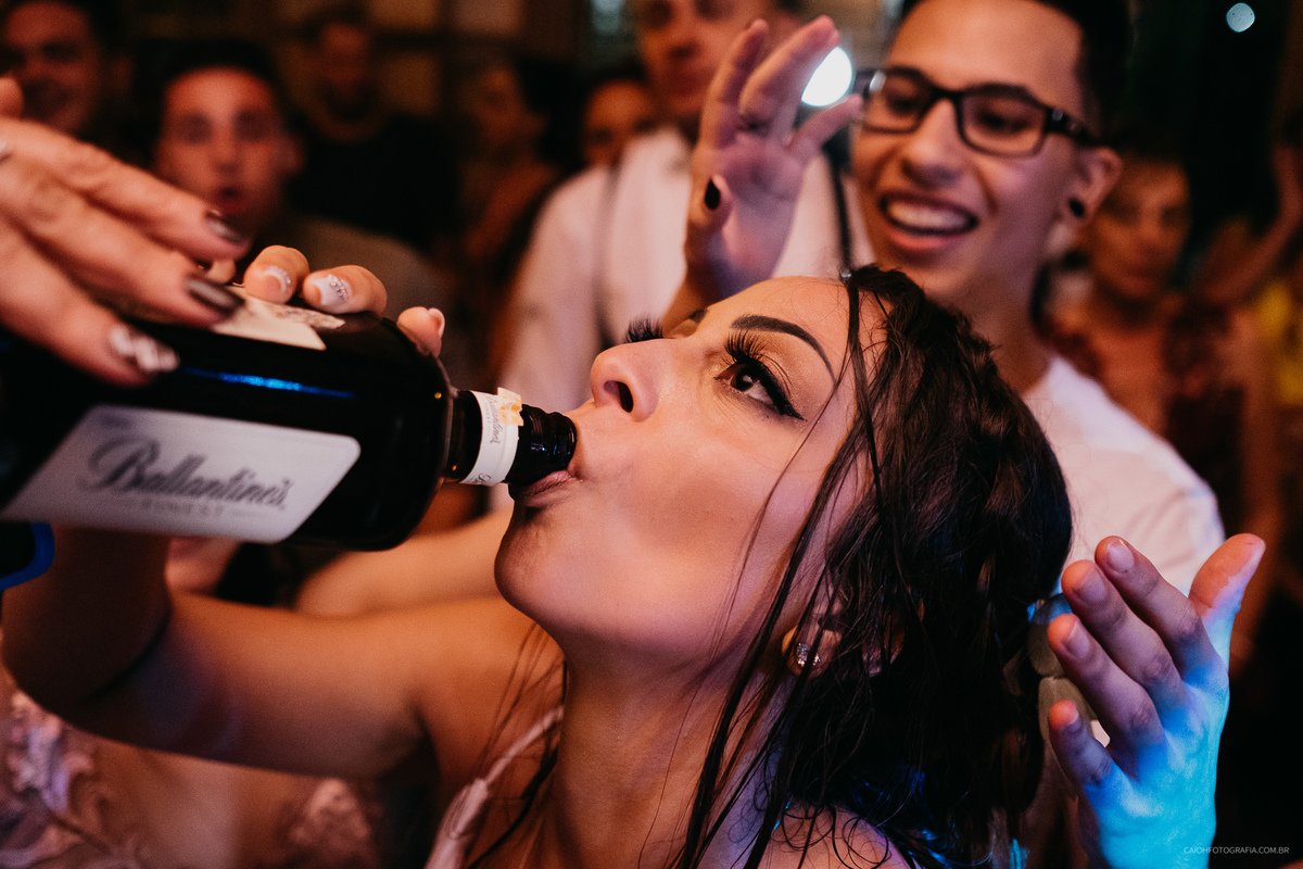 entrada do noivo casamento de dia pais do noivo casamento o ar livre fotografia de casamento casar de dia fotografia por caio henrique  ensaio do casal  festa de casamento casamento com festa noiva bebendo