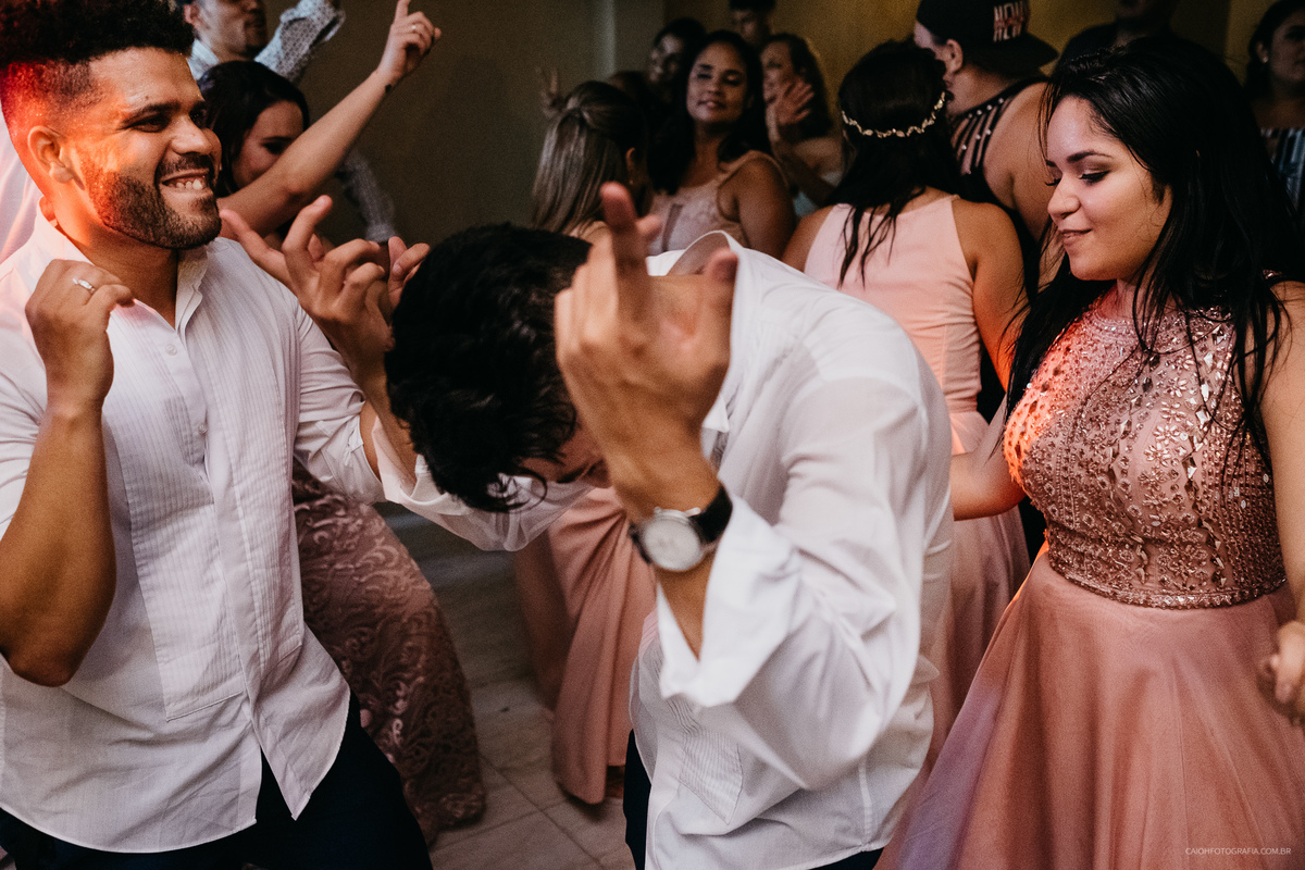 entrada do noivo casamento de dia pais do noivo casamento o ar livre fotografia de casamento casar de dia fotografia por caio henrique  ensaio do casal  festa de casamento casamento com festa padrinhos