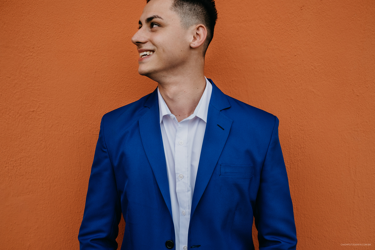 casamento de dia fotografia de casamento retratos terno do noivo noivos estilosos fotos de caio henrique  noivo sorrindo terno azul
