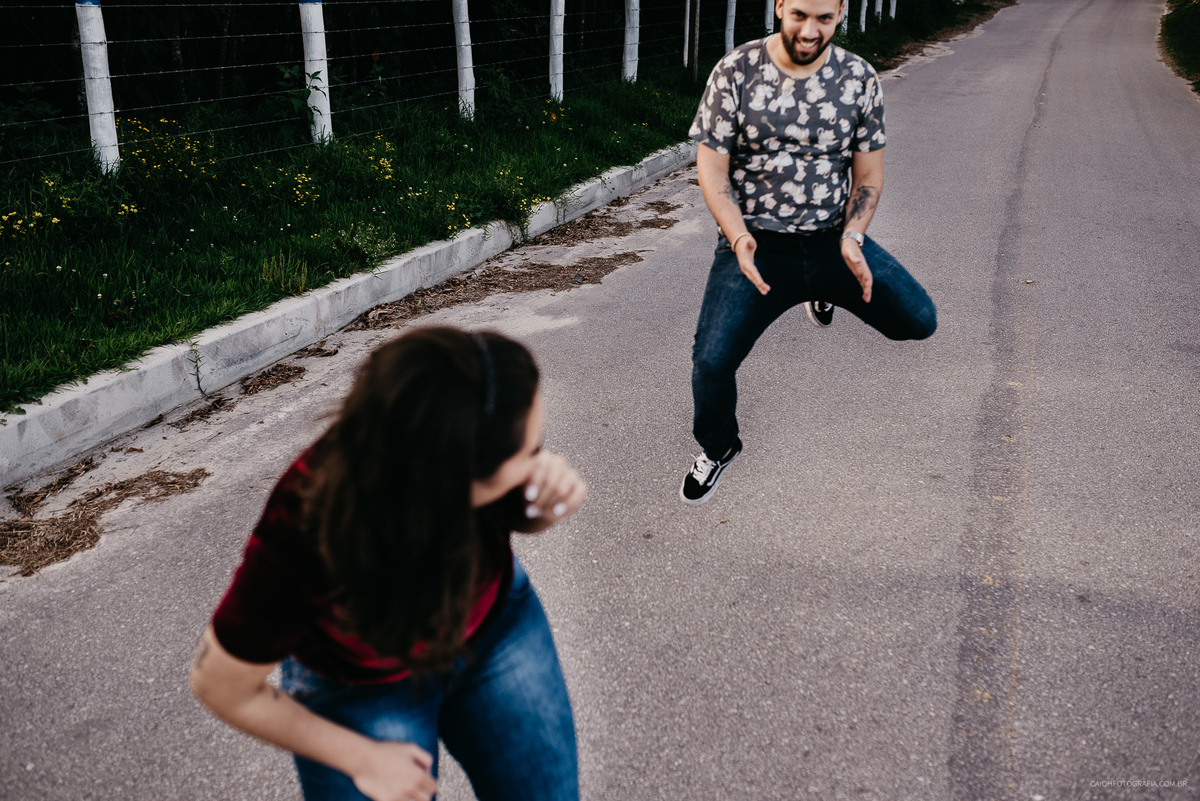 Ensaio pre casamento fotos de casais no campo viajar viagem de casal casamentos no interior casar no campo fotos por caio henrique campos do jordao fotografia de casamento ensaio pre wedding  sarrada no ar casal sarrando